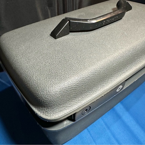 Samsonite Vintage Gray SSL Train Case with Key -Cosmetic Case-FANTASTIC! - Picture 3 of 16